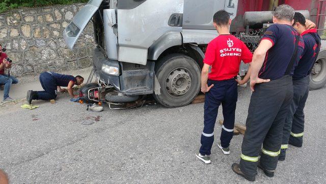 Motosiklet TIR'ın altına girdi