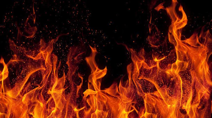 Yangın &ccedil;ıktı, 'kedim sigara i&ccedil;iyor' dedi!