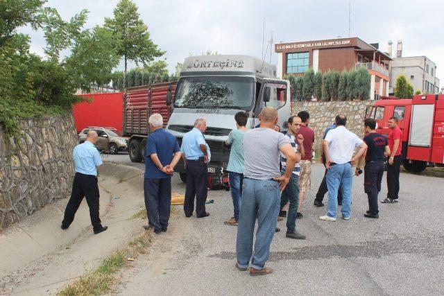 Tırın altına giren motosiklet metrelerce sürüklendi: 1 yaralı