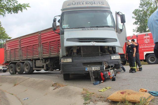 Tırın altına giren motosiklet metrelerce sürüklendi: 1 yaralı