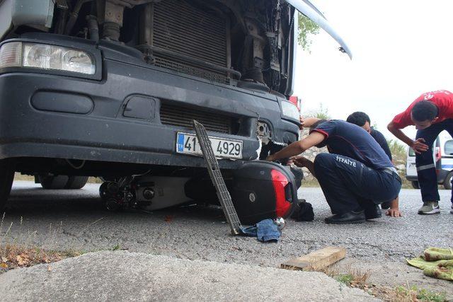 Tırın altına giren motosiklet metrelerce sürüklendi: 1 yaralı