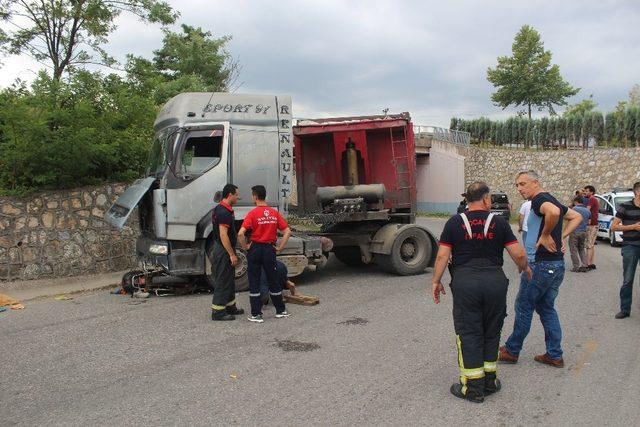 Tırın altına giren motosiklet metrelerce sürüklendi: 1 yaralı