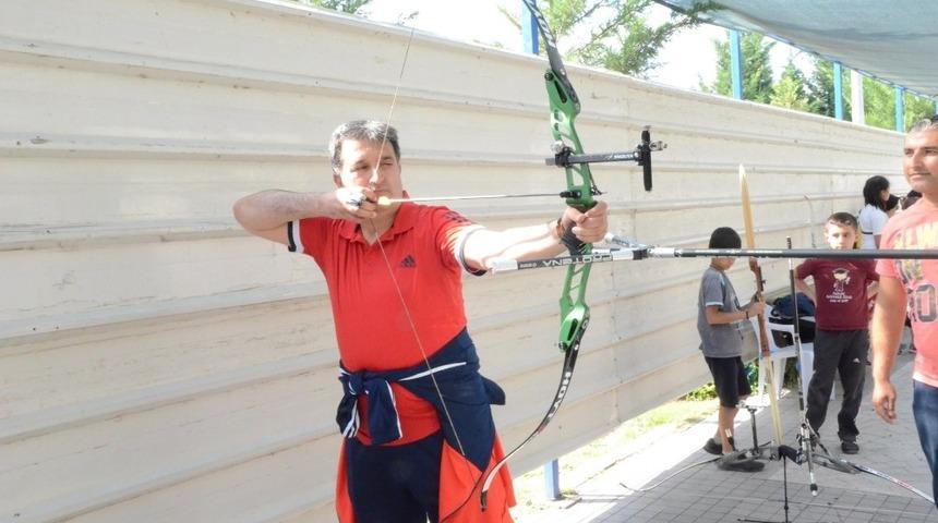 İl M&uuml;d&uuml;r&uuml; Eskici, Yaz Spor Okulu &Ouml;ğrencileri İle Birlikte Antrenman Yaptı