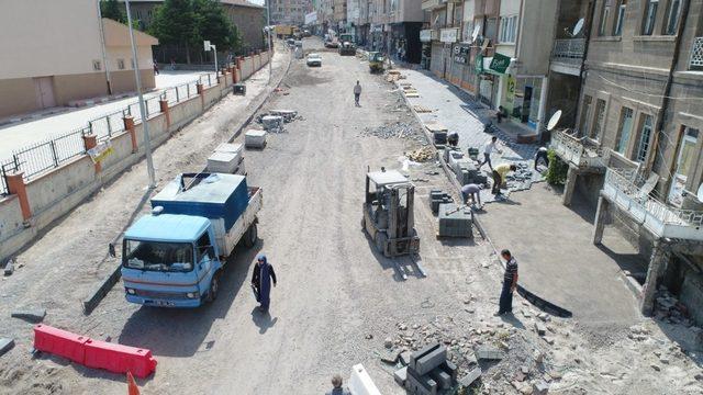 Saatçi Hoca Caddesi’nde sıcak asfalt serimi için hazırlıklar sürüyor