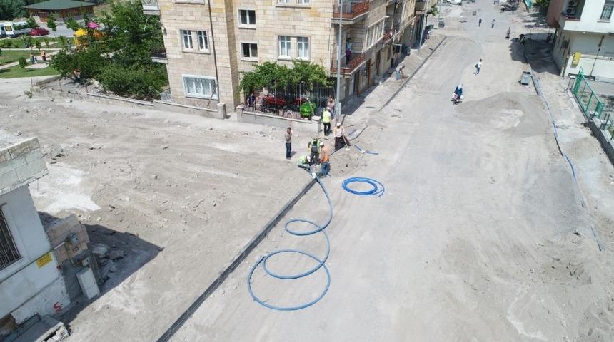 Saat&ccedil;i Hoca Caddesi&rsquo;nde sıcak asfalt serimi i&ccedil;in hazırlıklar s&uuml;r&uuml;yor