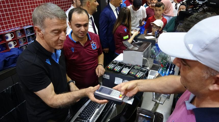 Trabzonspor'da başkan Ağaoğlu, forma satışı yaptı