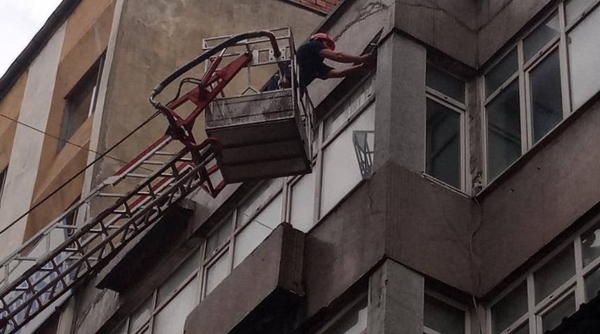 Binanın balkonundan d&uuml;şen taş par&ccedil;aları korkuttu