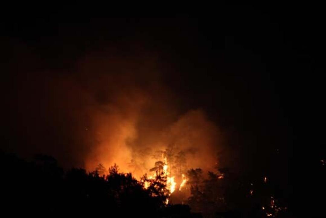Muğla'da korkutan yangın! Saatlerdir durdurulamıyor, Vali Civelek'ten a&ccedil;ıklama geldi!