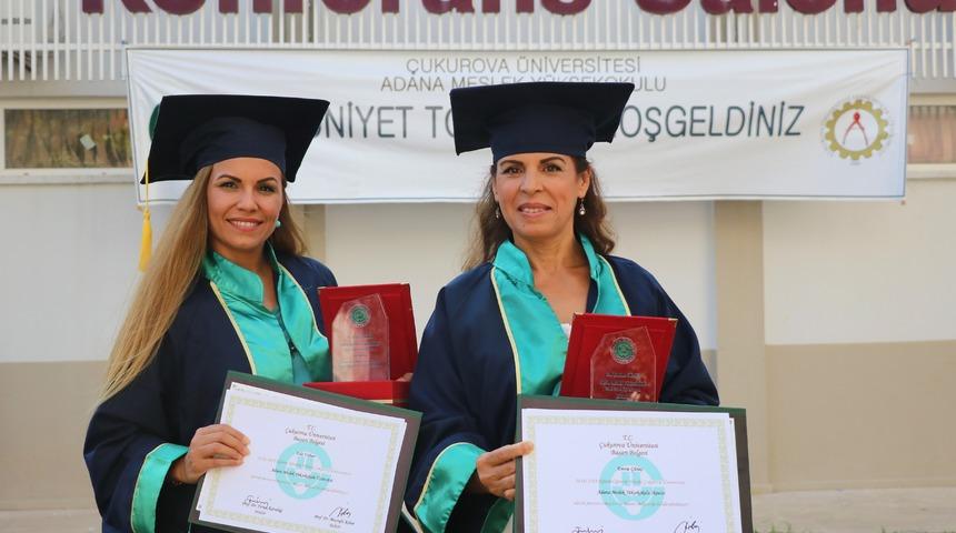 Aynı bölümde okuyan anne-kız dereceyle mezun oldu