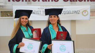 Aynı bölümde okuyan anne-kız dereceyle mezun oldu