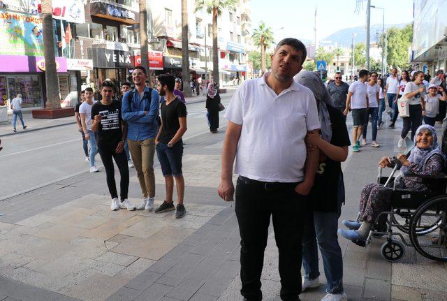 Arılar, kentin en işlek yerlerinden birindeki ağaca oğul verdi