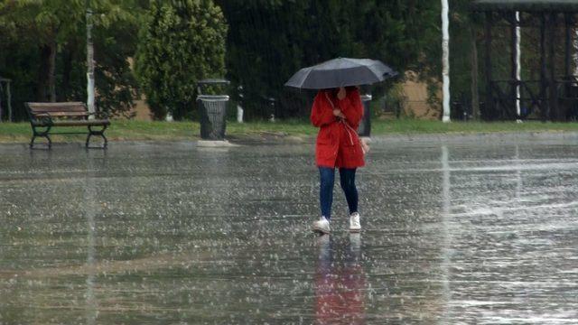 İstanbul’da vatandaşlar sağanak yağmura uyandı