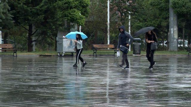 İstanbul’da vatandaşlar sağanak yağmura uyandı