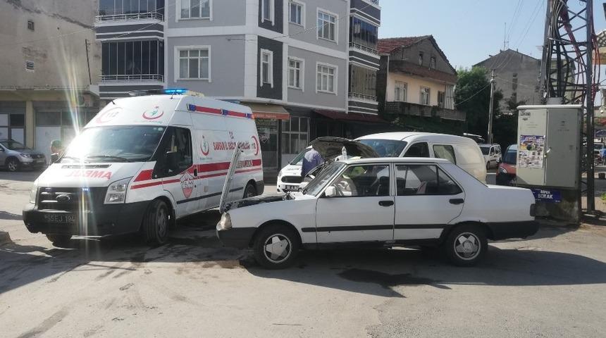 Otomobil ile minib&uuml;s &ccedil;arpıştı: 1 yaralı