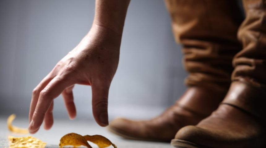 5 Saniye Kuralı: Yere Düşen Bir Şeyi Yemek Doğru mu?