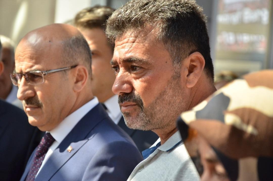 Şehit babası 15 Temmuz fotoğraf sergisini g&ouml;zyaşlarıyla gezdi