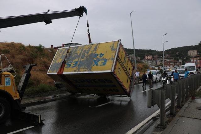 Maltepe ve Sancaktepe'de yağışlı hava kazalara neden oldu