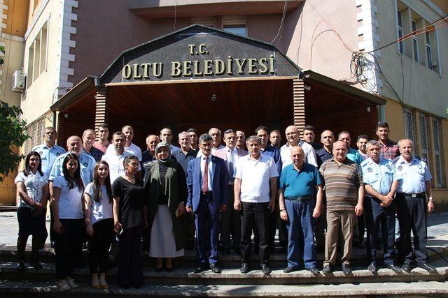 Oltu Belediyesi personeli kadına şiddeti lanetledi