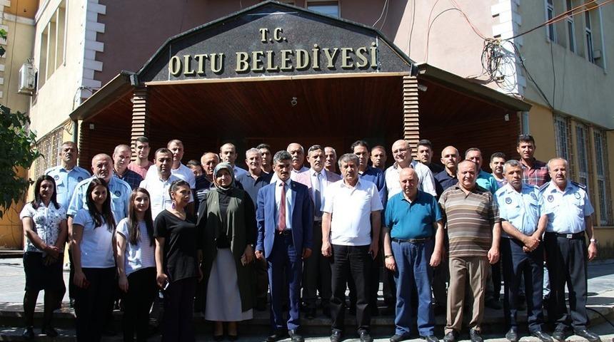 Oltu Belediyesi personeli kadına şiddeti lanetledi