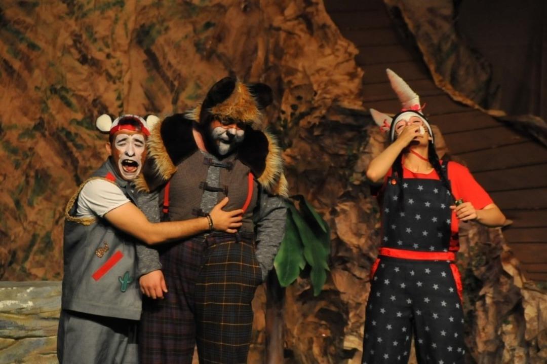 Akşehir&rsquo;de &ccedil;ocuklar tiyatroya doydu