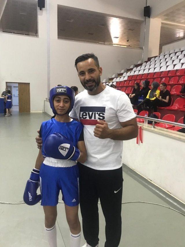 13 yaşındaki Denizlili boksör Türkiye 3.’sü oldu
