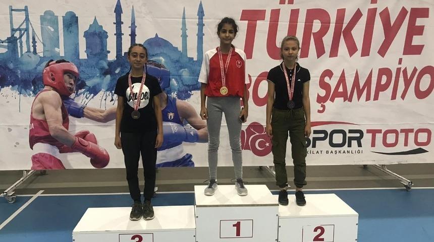 13 yaşındaki Denizlili boks&ouml;r T&uuml;rkiye 3.&rsquo;s&uuml; oldu