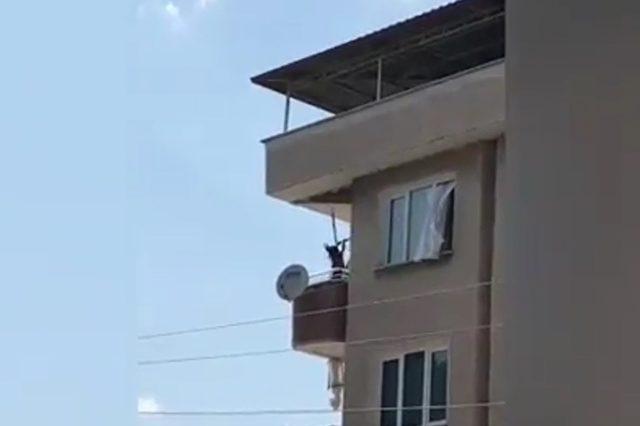 Küçük çocuğun balkonda tehlikeli kamerada