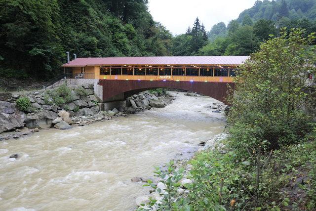 Ormana köprü üzerindeki restoranın içinden geçerek ulaşıyorlar