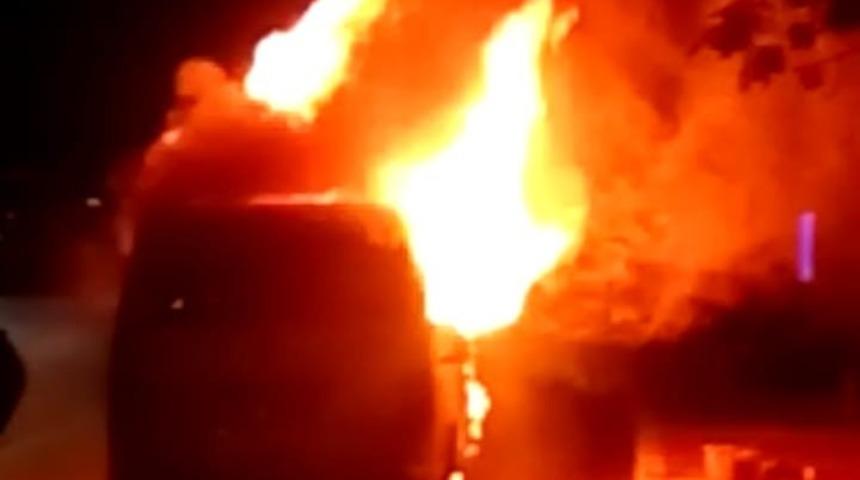 Park halindeki araç alev topuna döndü