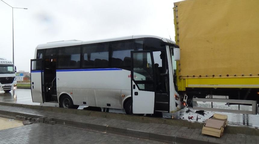İş&ccedil;i servisi kaza yaptı: 18 yaralı