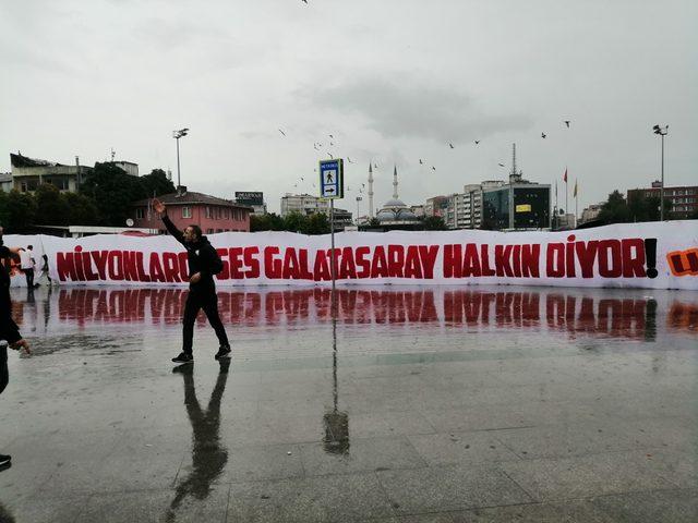 Galatasaray ın davası i&ccedil;in Ultraslan adliyeye geldi 1
