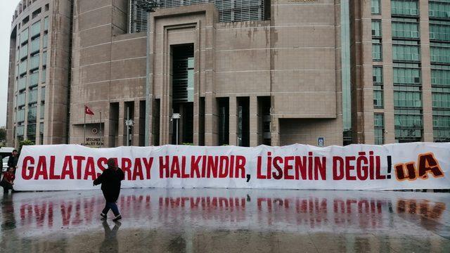 Galatasaray'ın davası için Ultraslan adliyeye geldi