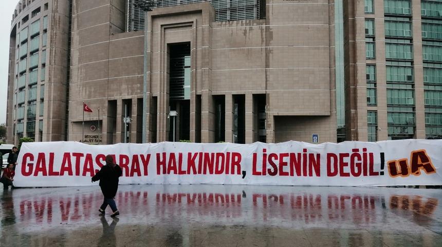 Galatasaray'ın davası i&ccedil;in Ultraslan adliyeye geldi
