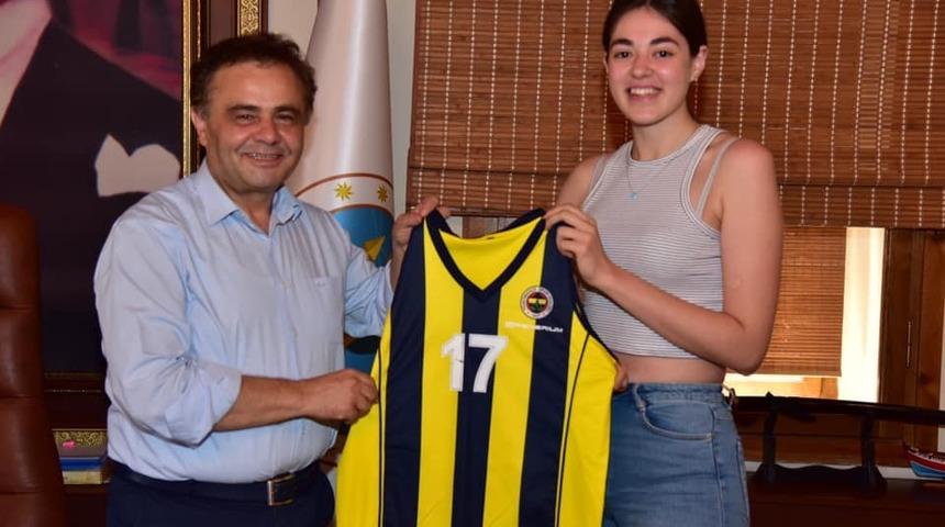 Başkan Şahin başarılı gen&ccedil; basketbolcuyu ağırladı