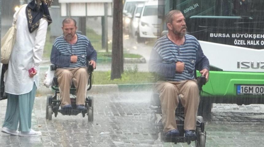 Bursa'da sağanak altında engelli adamın zor anları