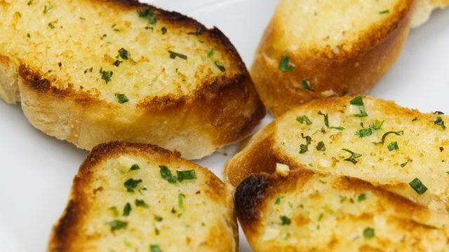 Sarımsaklı ekmek nasıl yapılır?