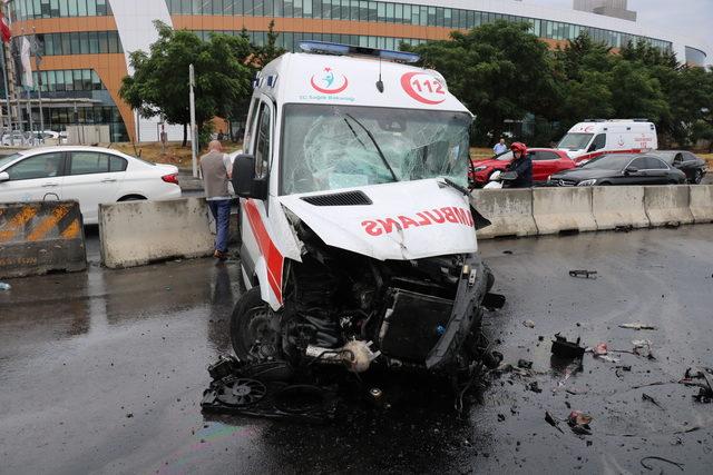 Ataşehir D-100 Karayolu'nda ambulans kaza yaptı: 3 yaralı