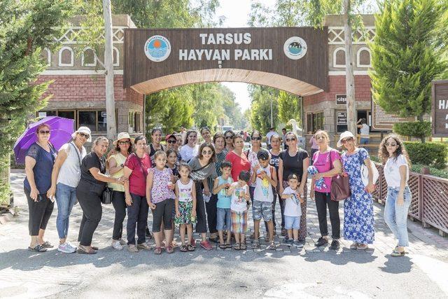 Çocuklar anneleriyle Tarsus Hayvan Parkı’nı gezdi