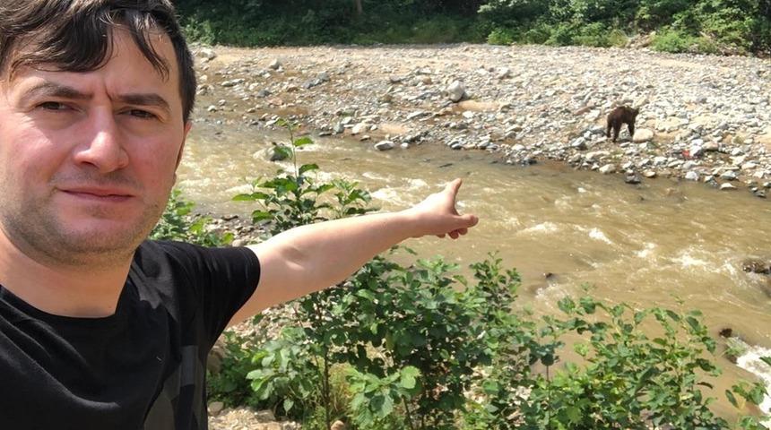 Serinlemek i&ccedil;in dereye inen ayı korkuttu