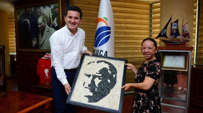 &Ouml;zel &ouml;ğrenci 4500 &ccedil;akıl taşıyla Atat&uuml;rk portresi yaptı