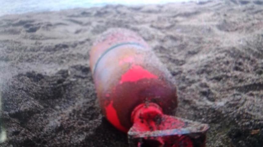 Sakarya'da sahile denizaltı bombası vurdu