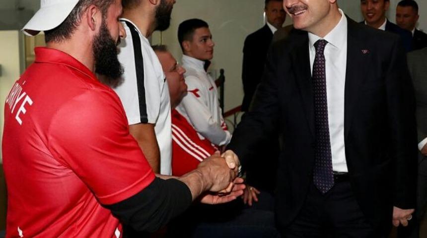 Bilek g&uuml;reş&ccedil;ilerinden 2 g&uuml;m&uuml;ş 1 bronz madalya