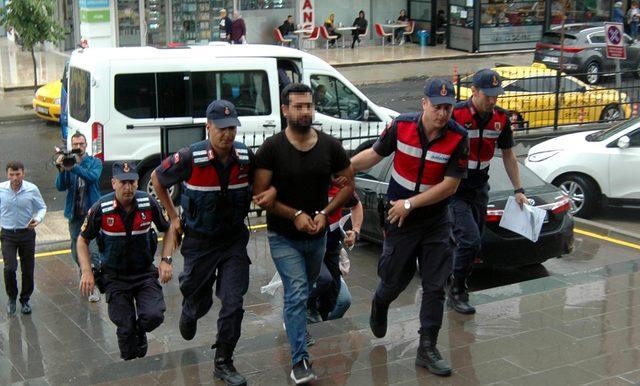 Eşini öldürdü, sevgilisi olduğunu iddia ettiği adamı ağır yaraladı