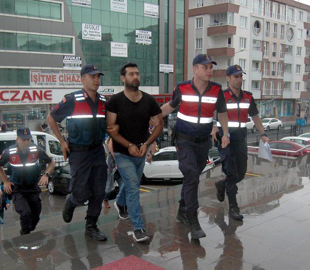 Eşini öldürdü, sevgilisi olduğunu iddia ettiği adamı ağır yaraladı