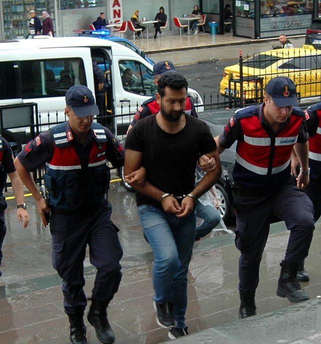 Eşini öldürdü, sevgilisi olduğunu iddia ettiği adamı ağır yaraladı