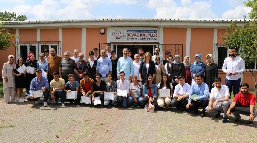 Beyaz Kalpler&rsquo;de mezuniyet sevinci