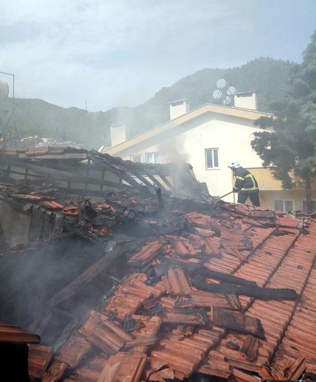Marmaris'te 3 katlı apartmanın çatı katında yangın