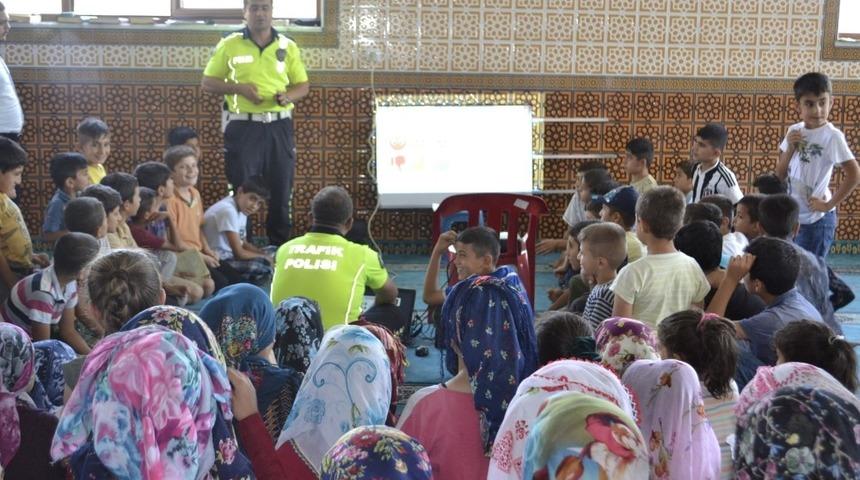 Yaz Kur’an kurslarında çocuklara trafik eğitimi
