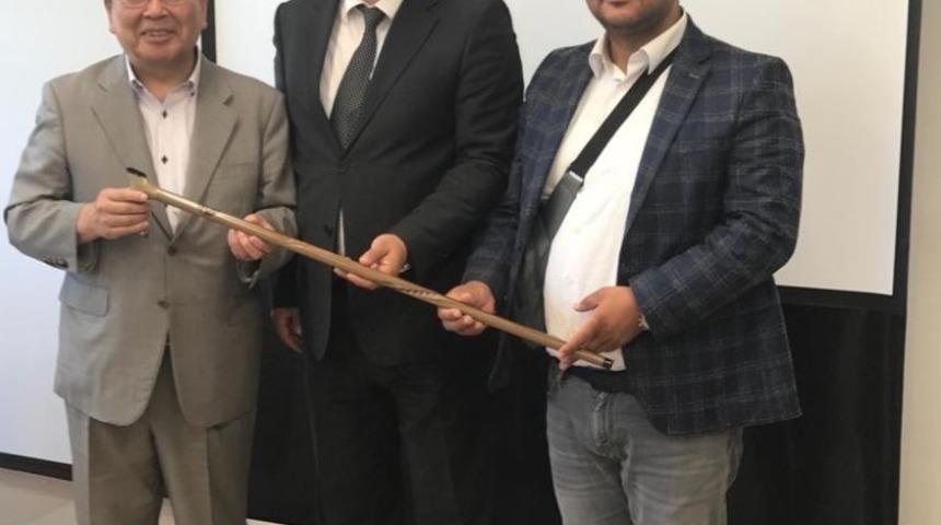 Kaymakam Akg&uuml;l, Japonya&rsquo;da Ahlat&rsquo;ı tanıtıyor