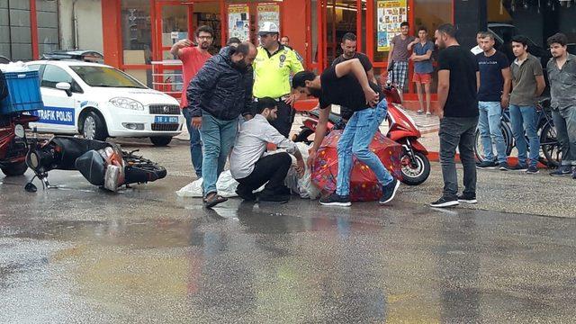 Yaralıyı yağmurdan poşetle ve şemsiyeyle korudular 2